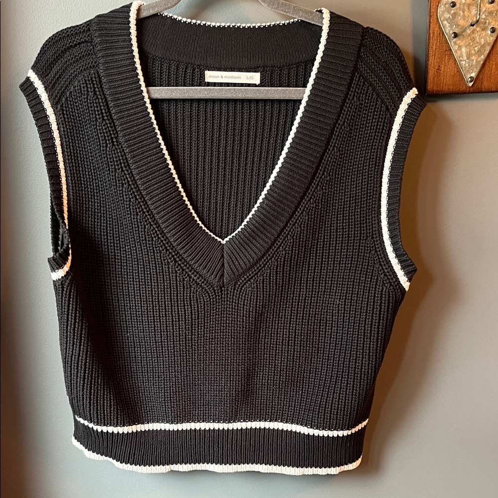 moon & madison Black and White Vest